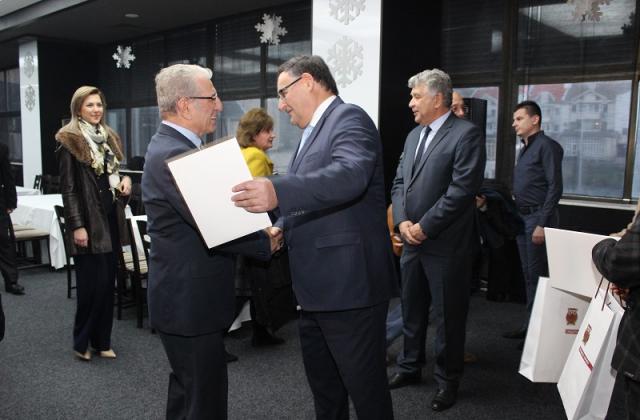 Сред дарителите има представители на големи и по-малки фирми и дружества, има хора с различни професии