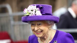 Кралица Елизабет II самолетоносач