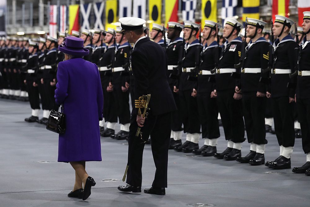 Британската кралица Елизабет Втора участва в церемонията по пускане в експлоатация на нов британски самолетоносач, който е кръстен на нея