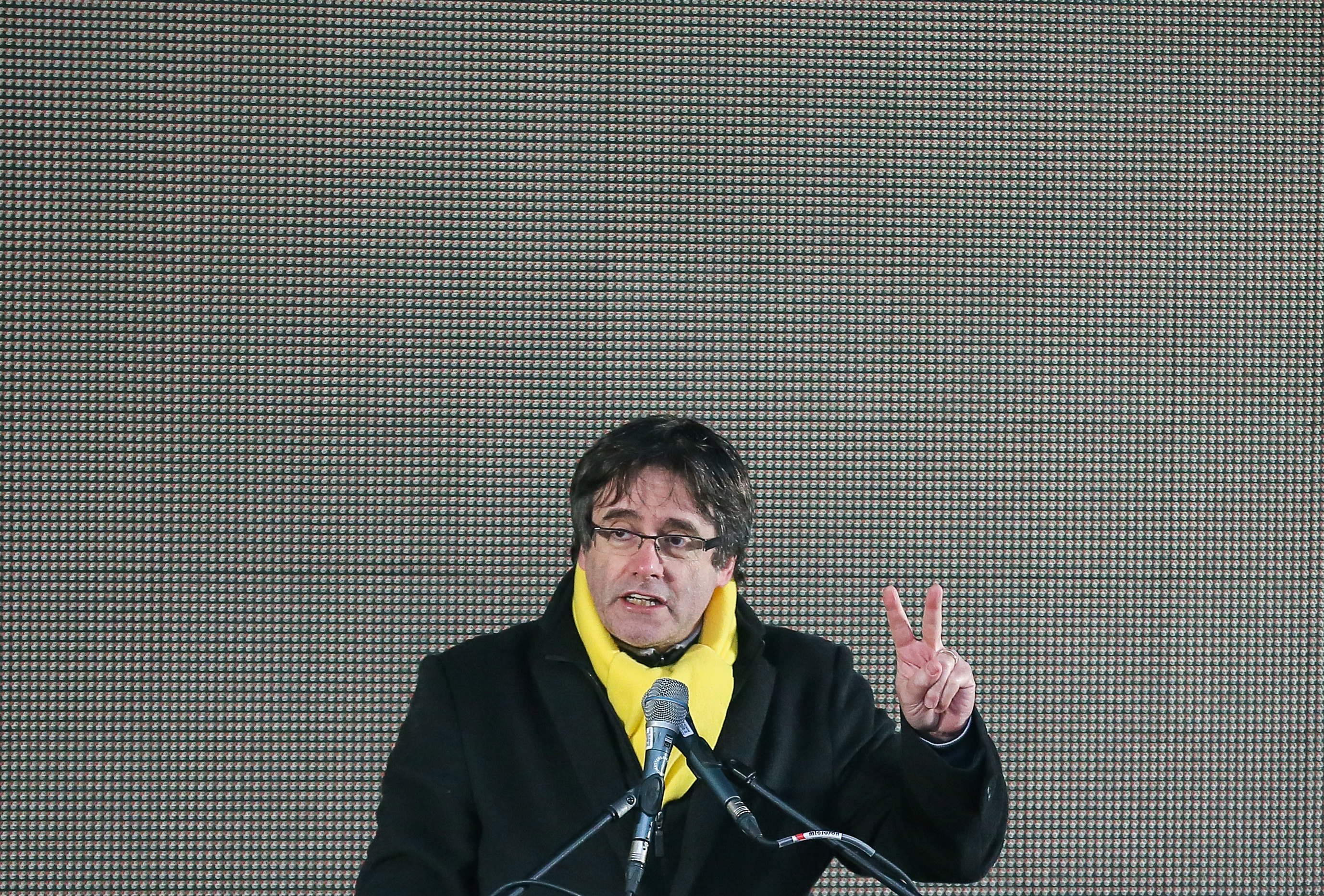 В протеста участва и отстраненият каталунски лидер Карлес Пучдемон.