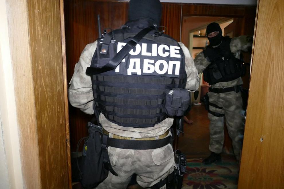 Разбиха престъпна група за производство и разпространение на наркотици във Велико Търново