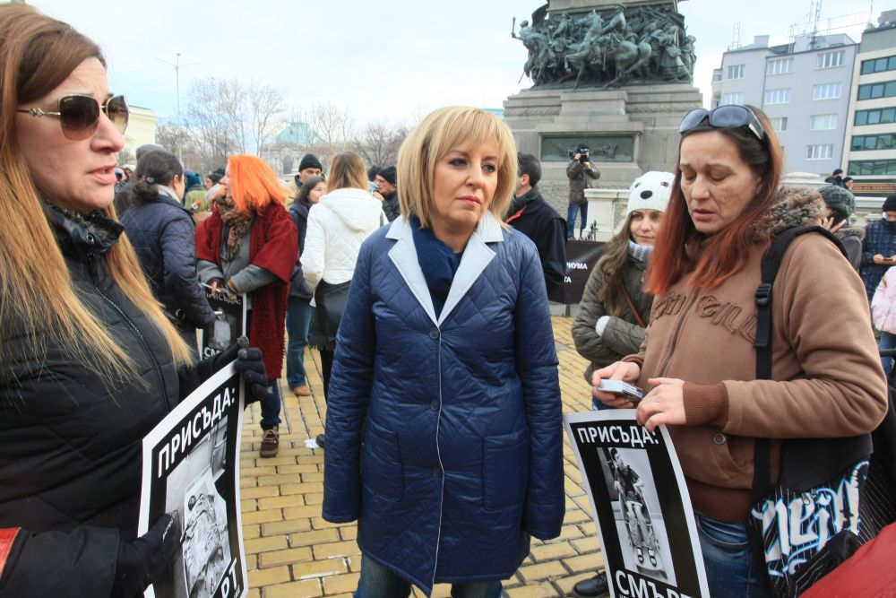 Пациенти и лекари протестират пред сградата на Народното събрание в столицата срещу приетия от депутатите мораториум за нови лекарства и нови терапии от следващата година. На протеста дойде и омбудсманът Мая Манолова, която заяви, че ако забраната не бъде отменена след президентското вето, е готова да атакува решението в Конституционния съд.<br />
 <br />
Вчера президентът Румен Радев наложи вето върху спорния текст и го върна за преразглеждане в парламента с мотив, че забраната е в разрез с конституционните права на българите. Малко по-късно Министерството на здравеопазването излезе с позиция, в която се обяви срещу ветото, определяйки го като необосновано.