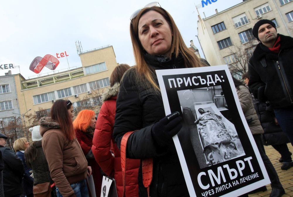 Пациенти и лекари протестират пред сградата на Народното събрание в столицата срещу приетия от депутатите мораториум за нови лекарства и нови терапии от следващата година. На протеста дойде и омбудсманът Мая Манолова, която заяви, че ако забраната не бъде отменена след президентското вето, е готова да атакува решението в Конституционния съд.<br />
 <br />
Вчера президентът Румен Радев наложи вето върху спорния текст и го върна за преразглеждане в парламента с мотив, че забраната е в разрез с конституционните права на българите. Малко по-късно Министерството на здравеопазването излезе с позиция, в която се обяви срещу ветото, определяйки го като необосновано.