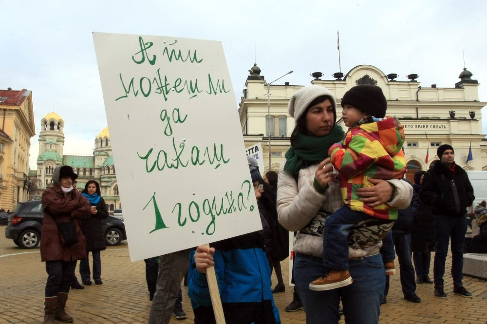 Пациенти и лекари протестират пред сградата на Народното събрание в столицата срещу приетия от депутатите мораториум за нови лекарства и нови терапии от следващата година. На протеста дойде и омбудсманът Мая Манолова, която заяви, че ако забраната не бъде отменена след президентското вето, е готова да атакува решението в Конституционния съд.<br />
 <br />
Вчера президентът Румен Радев наложи вето върху спорния текст и го върна за преразглеждане в парламента с мотив, че забраната е в разрез с конституционните права на българите. Малко по-късно Министерството на здравеопазването излезе с позиция, в която се обяви срещу ветото, определяйки го като необосновано.