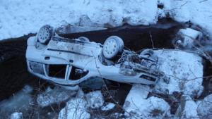 кола се обърна по таван в реката