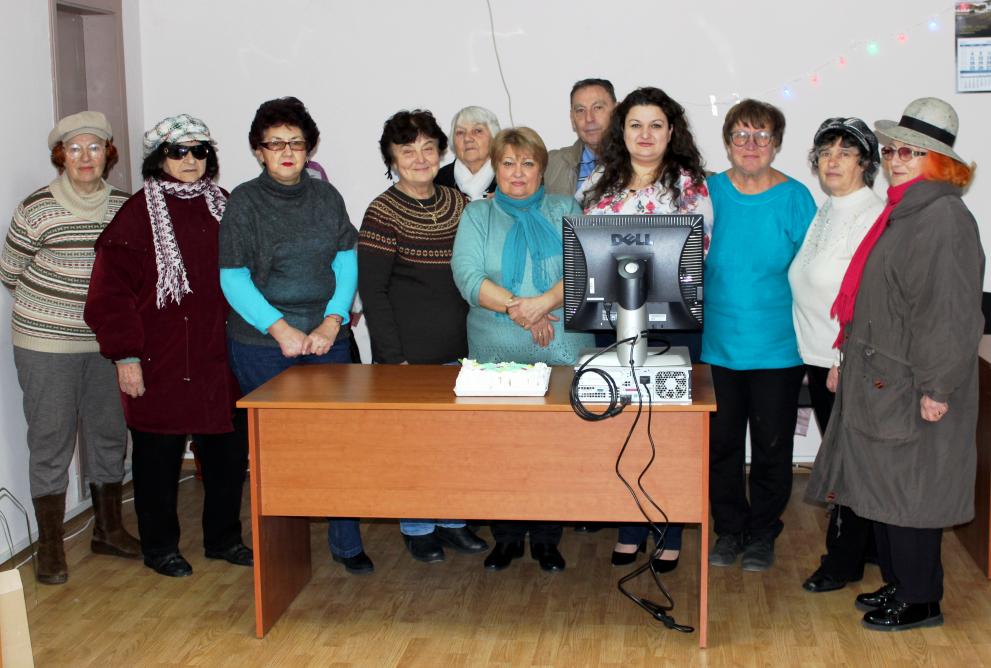 Пенева и съветниците на ГЕРБ дариха компютри на пенсионерския клуб в Травно
