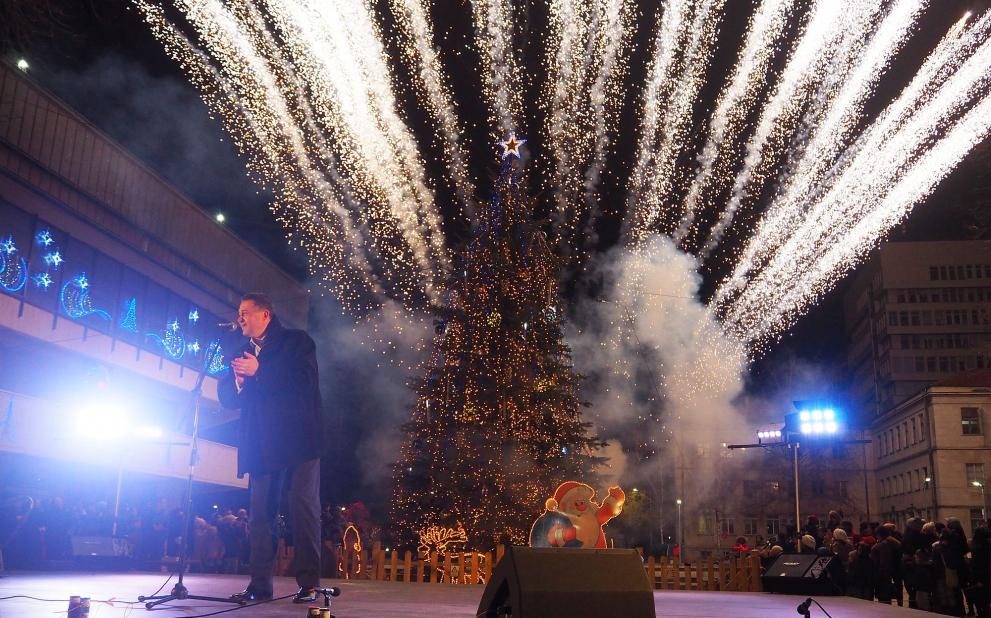 Футболист запали светлините на коледната елха в Разград, барабани, фойерверки и огън възхитиха деца и възрастни