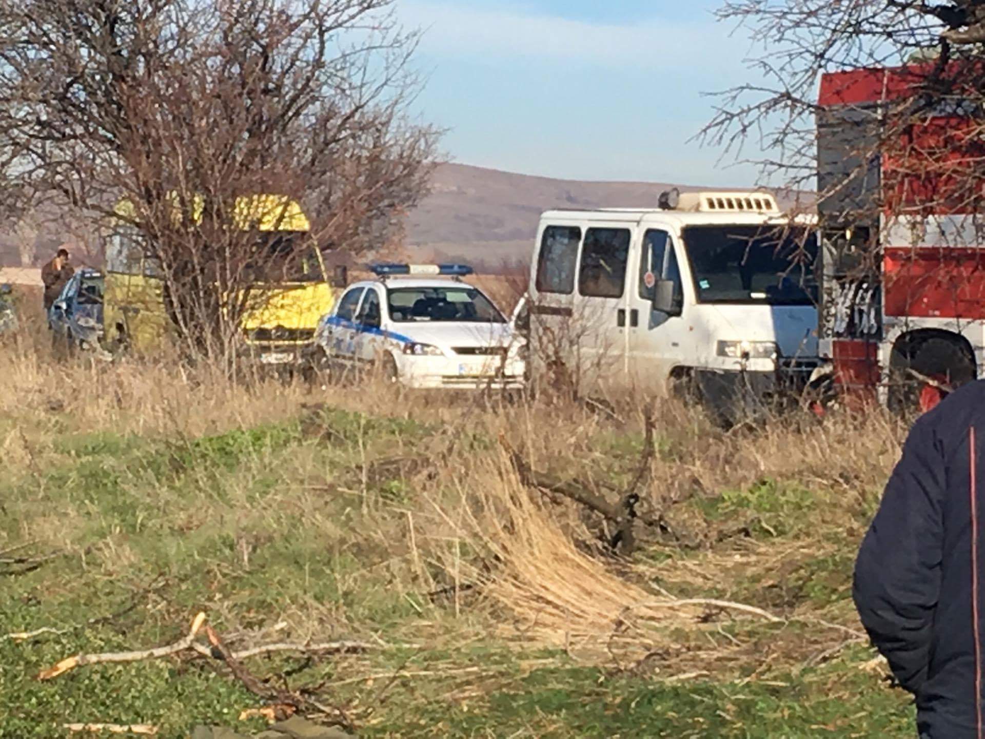 Двама души загинаха, след като автобус с работници се удари в дърво на пътя между селата Сокол и Еленово. Още петима са откарани в болница в Нова Загора.