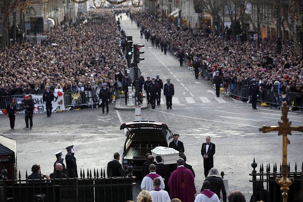 Франция се сбогува с най-голямата си рок звезда Джони Холидей с изключително погребално шествие по "Шан-з-Елизе" на 9 декември