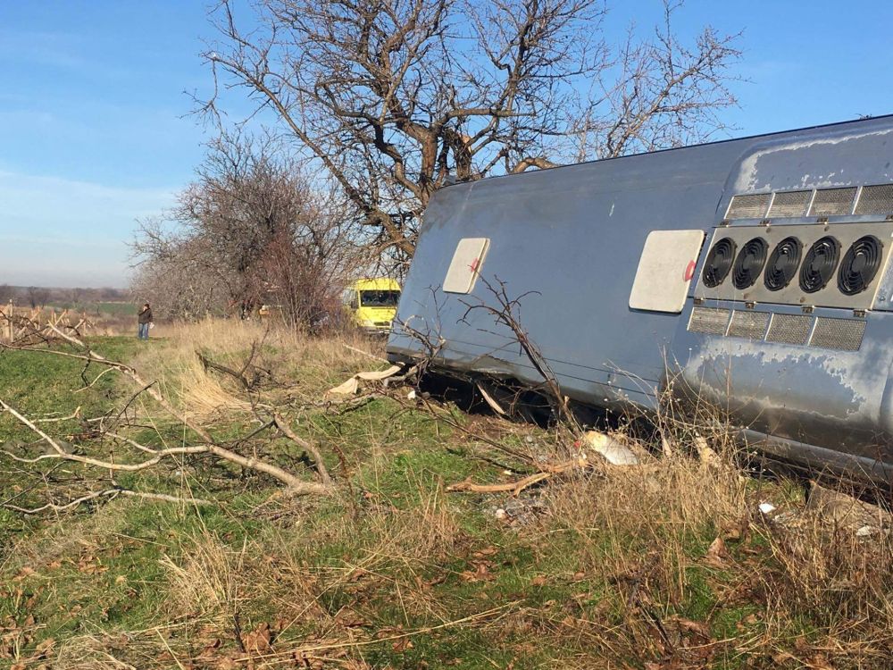 Автобус с работници се удари в дърво, двама загинаха