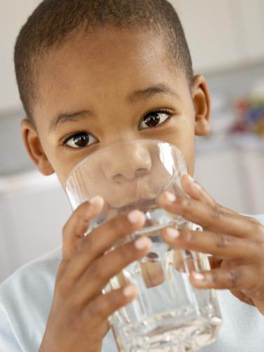  Течностите ни карат да се будим нощем - било то, с цел да отидем до тоалетна, или с цел да пием още течности. Затова директно преди да си легнем е добре да не пием нищо. <br> Приемането на алкохол преди лягане от една страна ни оказва помощ да заспим, само че от друга прави съня ни по-некачествен. Когато организмът ни преработва алкохола, постоянно се будим, потим се щедро, сънуваме кошмари и имаме главоболие. <br> Препоръчително е да се заобикаля използването на алкохол до четири часа преди лягане. 