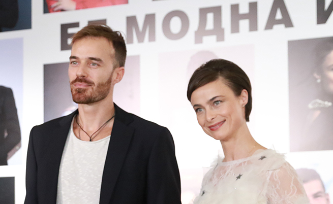 Актьорът Ники Илиев бе награден от миналогодишната носителка на „БГ модна икона“ Йоана Буковска.