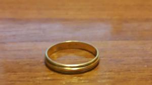 Варненка изгуби брачната си халка при мерене на ръкавици