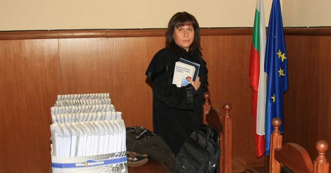 Четенето на диспозитива на обвинителния акт по делото КТБ продължава