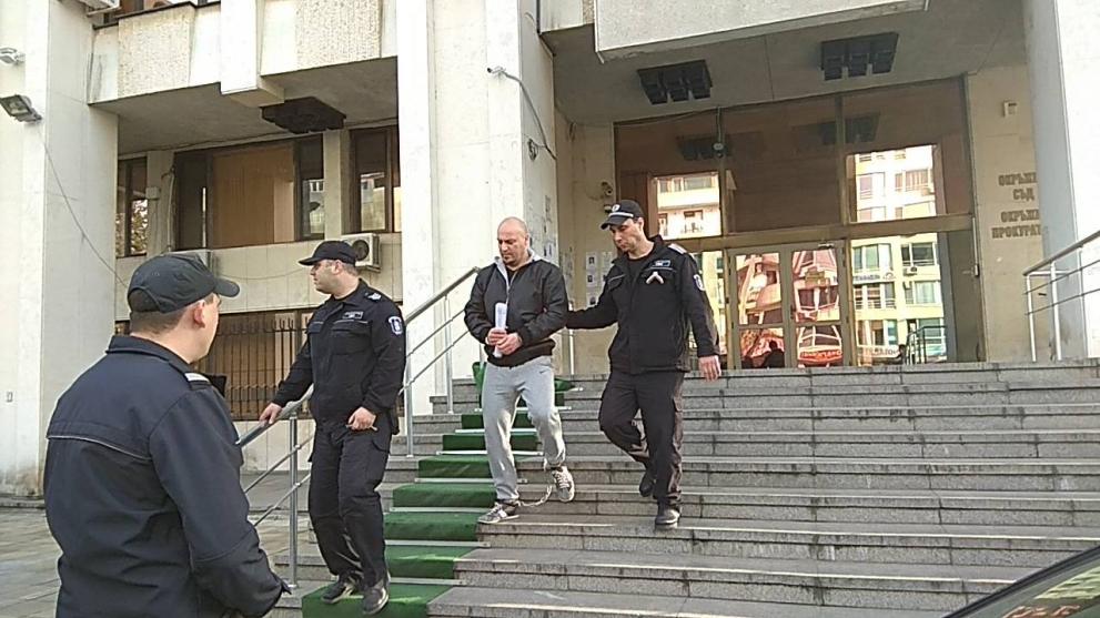 Стефан Стефанов бе конвоиран до под засилена полицейска охрана. Тежко въоръжени МВР-служители охраняваха Съдебната палата, заради профила на свидетелите.
