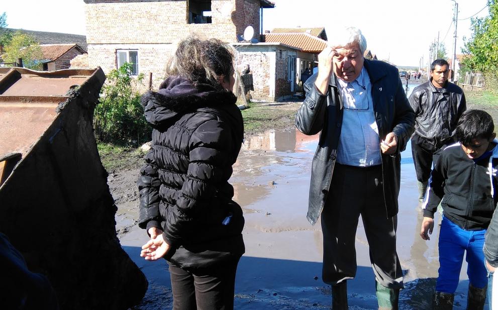 Десетки домове бяха потопени, а цели улици в Равнец заляти от вода и наноси след наводнението, което порази региона през октомври т.г.