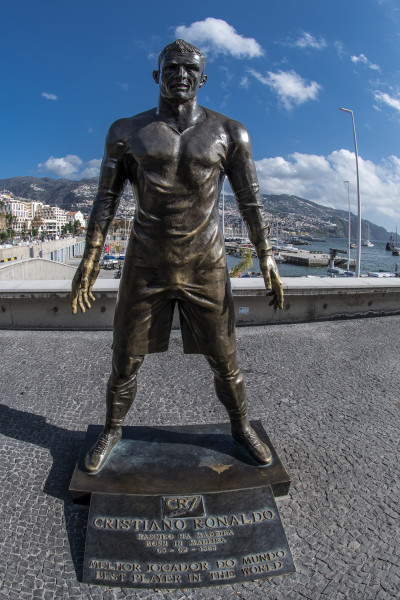 Кристиано Роналдо статуя1