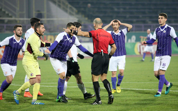 Две дузпи, 11 картона и горчивина докараха Славия до полуфинал