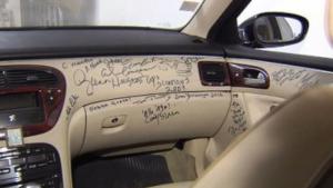 автомобил с автографи