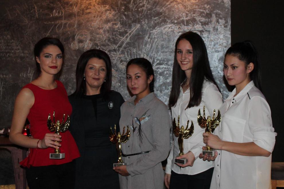 Женя Янева /първата вляво/ стана спортист №1 на Каварна