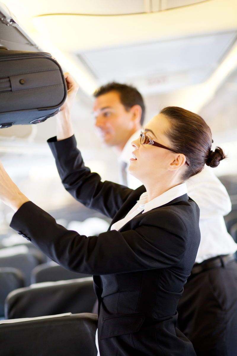 Някои авиокомпании имат изискване стюардесите им да могат да вдигат куфар с тегло минимум 10 килограма и да го прибират в отделението за багаж без да се повдигат на пръсти.
