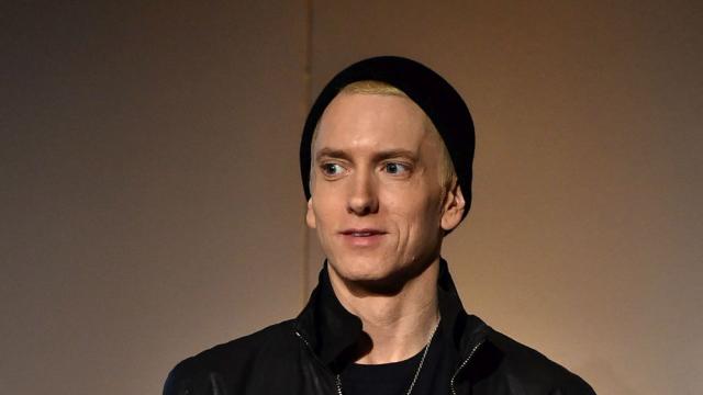 Еминем продава на търг маратонките си, за да помогне в борбата срещу коронавируса (СНИМКИ)