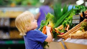 деца плодове зеленчуци