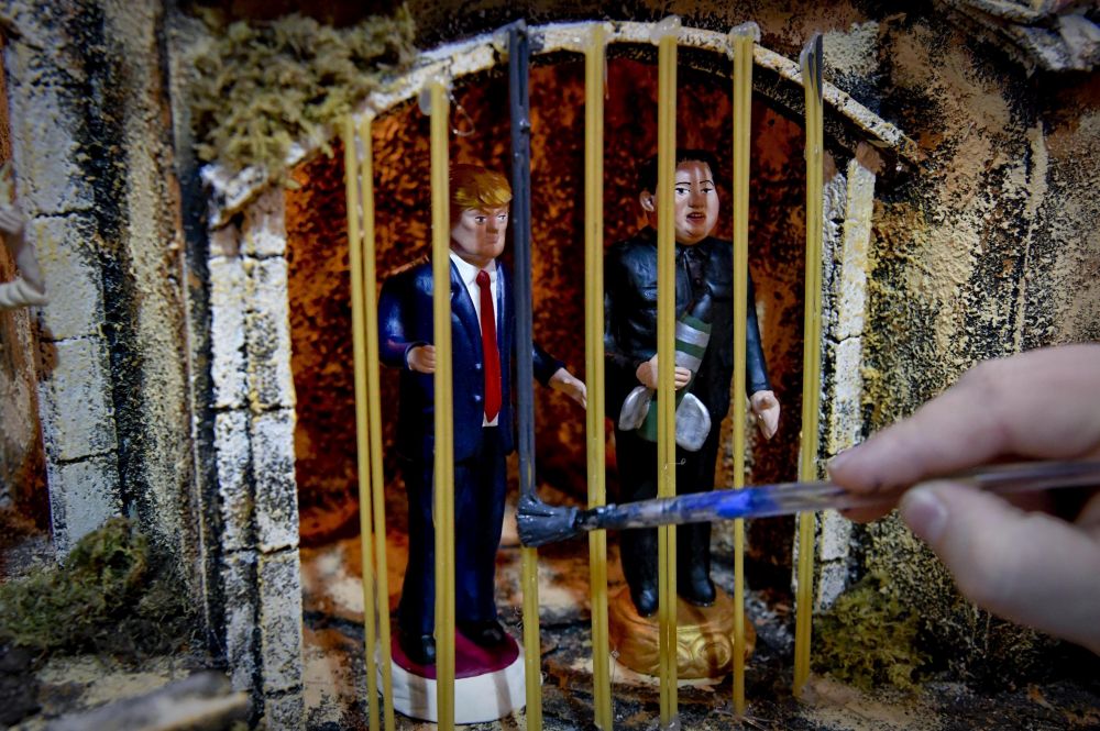 Пасторални майстори на Сан Грегорио Армено в Неапол, Южна Италия, вкараха американският президент Доналд Тръмп и севернокорейският лидер Ким Чен-ун в затвора.<br />
 <br />
Теракотените фигурки са част от коледна инсталация.<br />
 