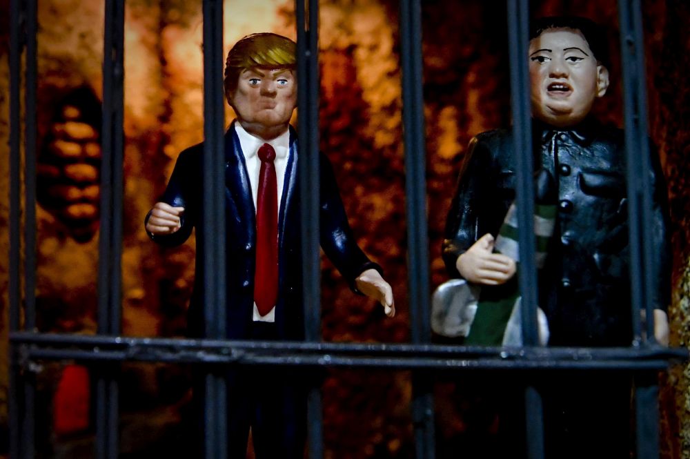 Пасторални майстори на Сан Грегорио Армено в Неапол, Южна Италия, вкараха американският президент Доналд Тръмп и севернокорейският лидер Ким Чен-ун в затвора.<br />
 <br />
Теракотените фигурки са част от коледна инсталация.<br />
 