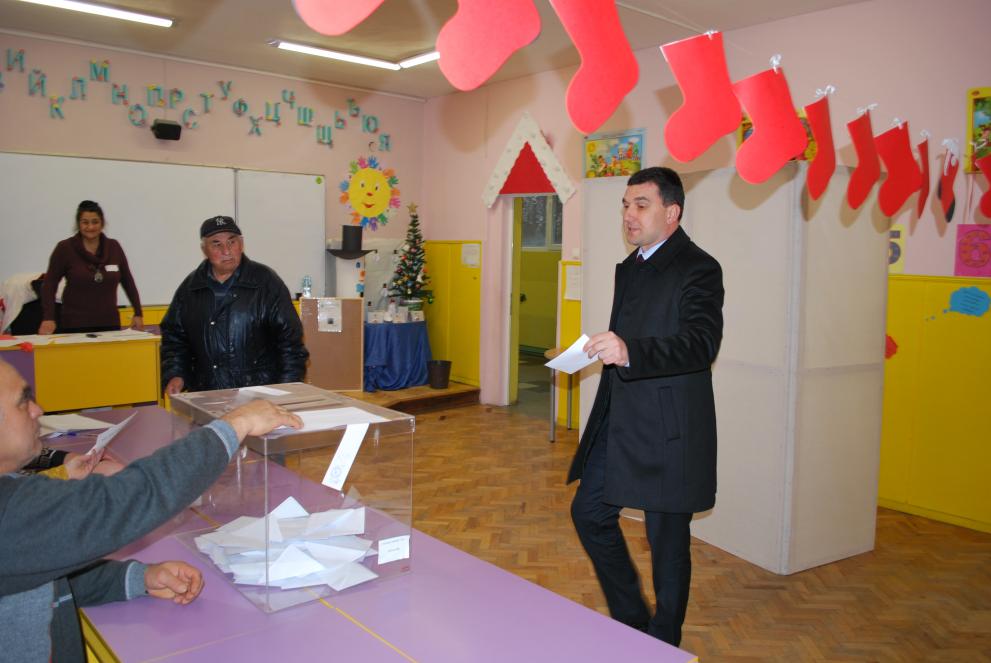 Кметът на Генерал Тошево Валентин Димитров гласува в референдума