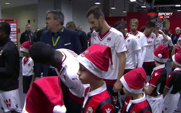 Малчугани с коледни шапки придружиха играчите на Ница и Бордо