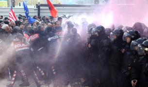 Димка в парламента, опозицията плаши с въстание в Албания