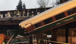 Влак падна на магистрала в САЩ, жертви и ранени