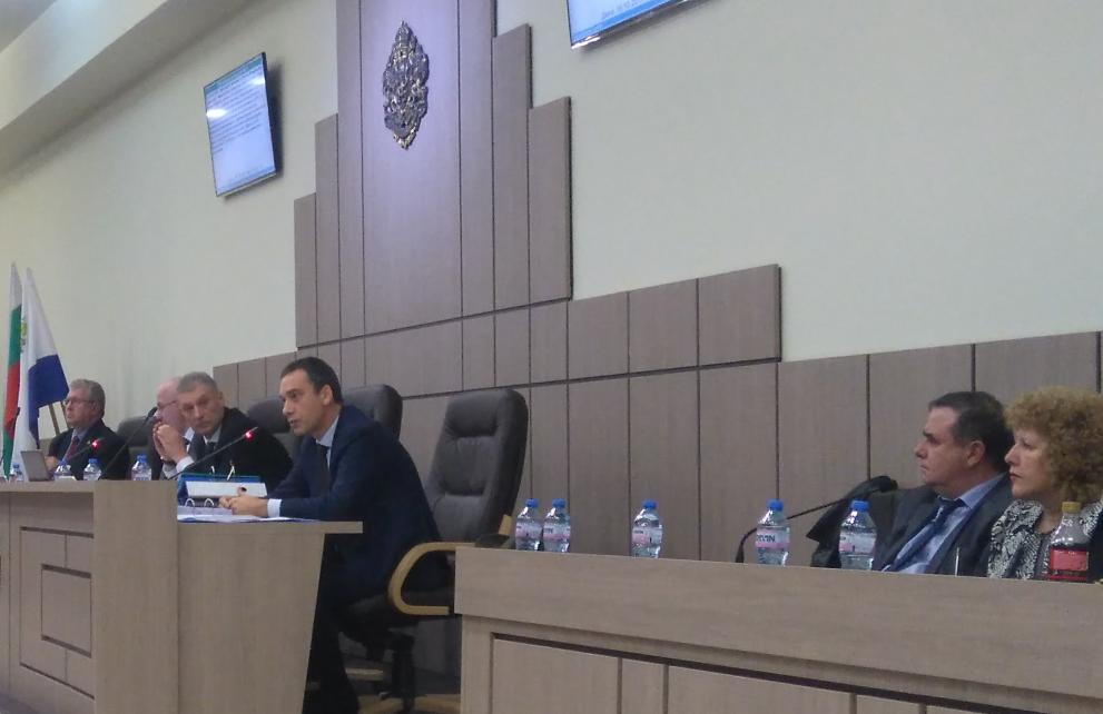 Ще търсим вътрешни резерви по събирането, извозването и рециклирането на отпадъците, каза кметът на Бургас Димитър Николов. 