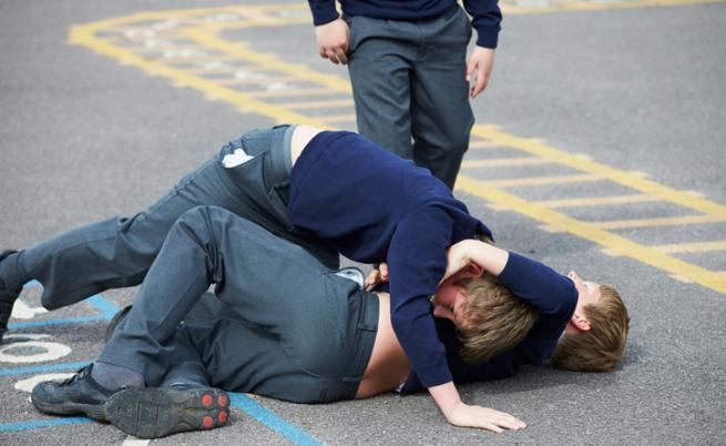 Агресия в училище: тийнеджъри се сбиха, един е пострадал