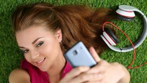 момиче смартфон