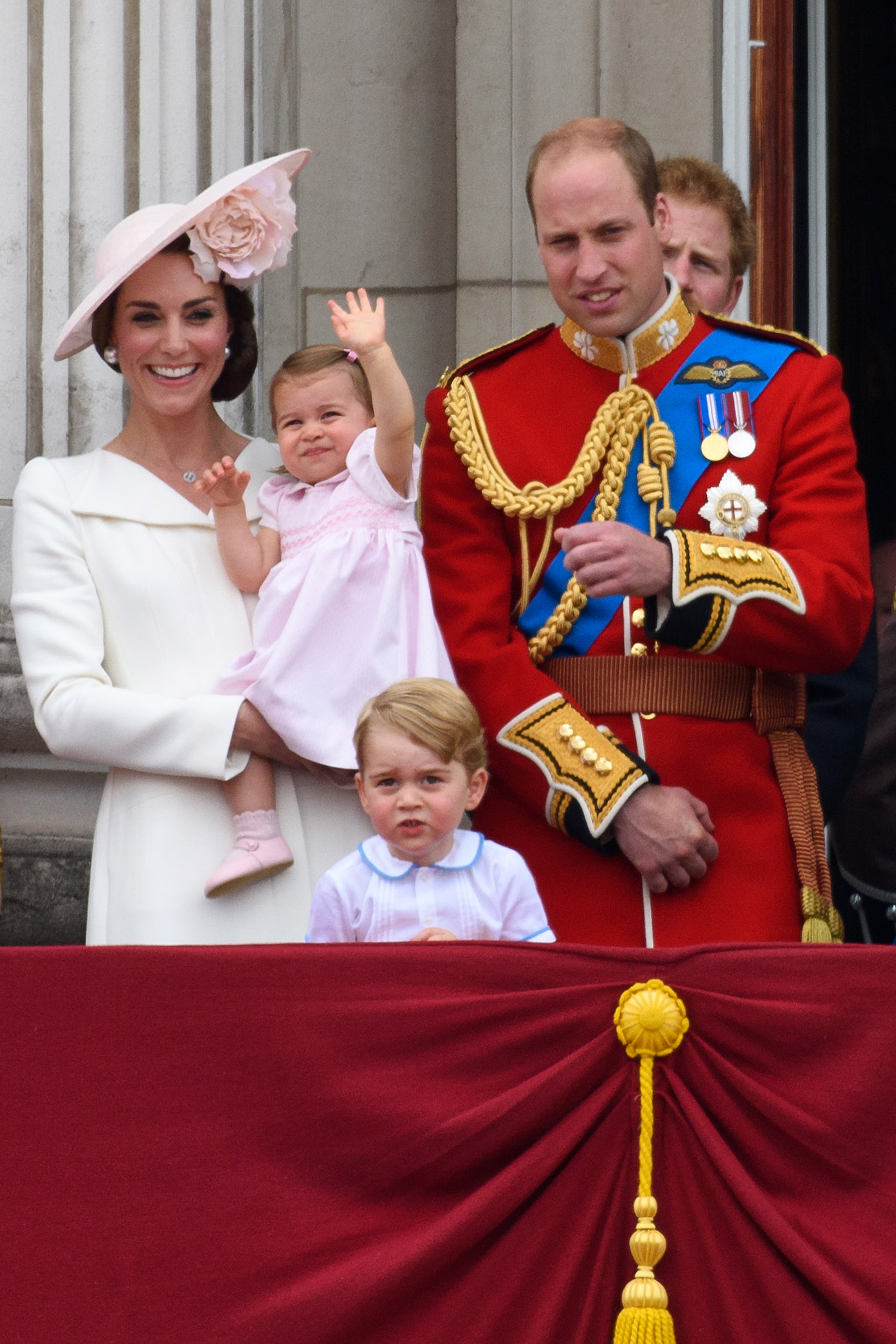 Уилям, Кейт, Джордж и Шарлот на балкона на Бъкингамския дворец през юни 2016 година