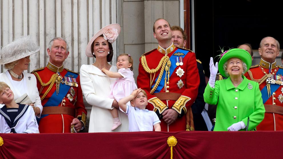  Уилям, Кейт, Джордж и Шарлот на балкона на Бъкингамския замък през юни 2016 година 