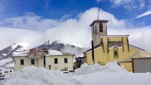 Акуила църква