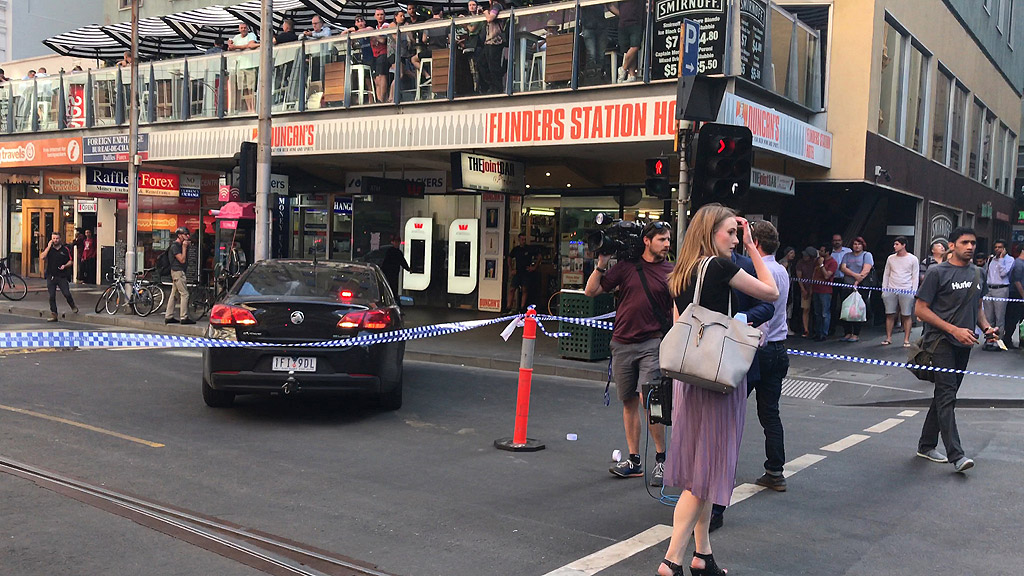 Автомобил се вряза в група пешеходци близо до гара „Флиндър стрийт” в австралийския град Мелбърн. По първоначални данни са ранени поне 15 души, сред които и малко дете. То е с тежка травма на главата.