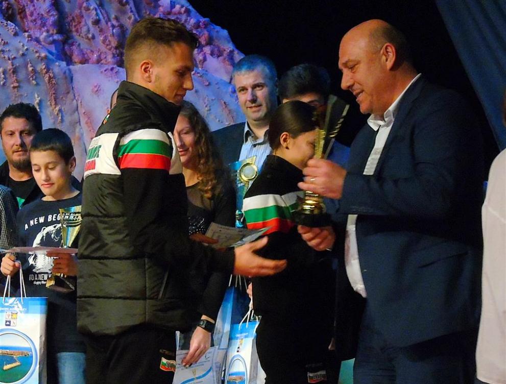 Кметът на Поморие Иван Алексиев връчи купите на най-изявените спортисти.