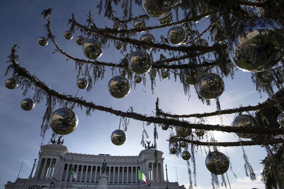 Коледната елха на Рим изсъхна, преди да изчака Коледа. Игличките на дървото изпопадаха две седмици, след като беше поставено на площад Венеция в италианската столица. Случката помрачи коледното настроение на жителите на Рим, като дървото дори си спечели прозвището проскубаната елха.