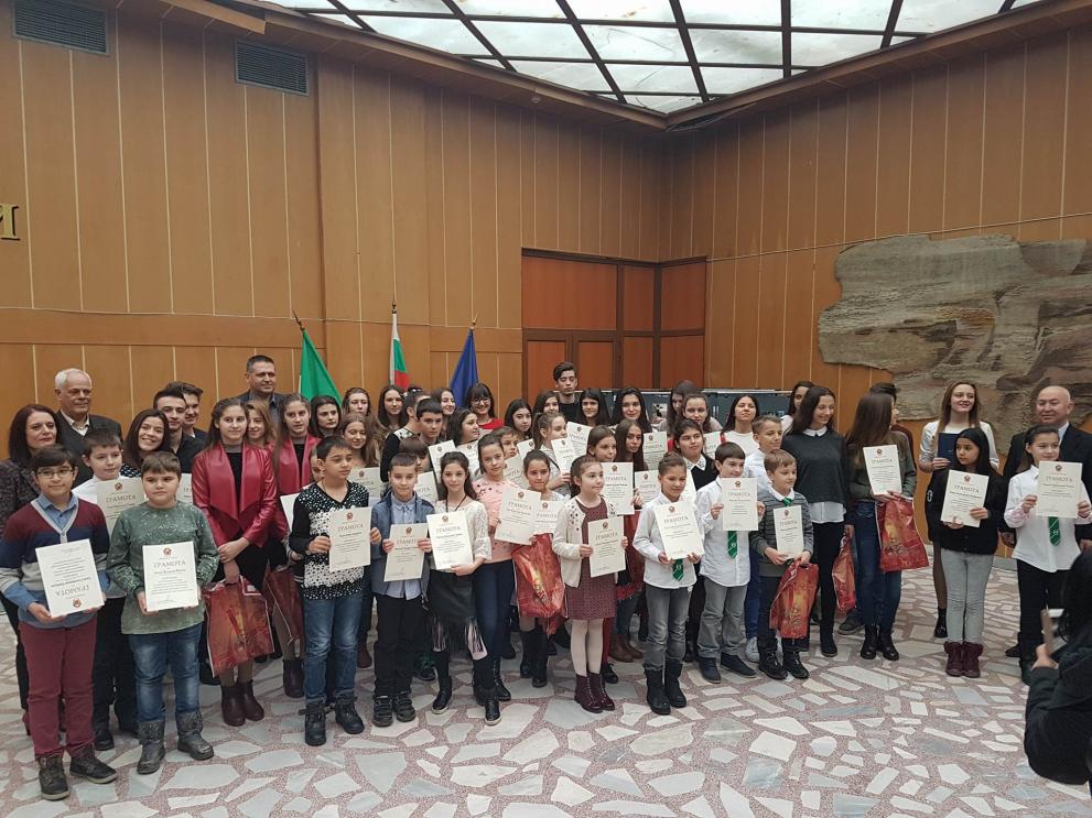 56 талантливи деца получиха стипендии от община Разград