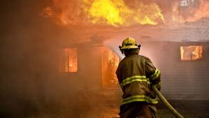 79 годишен мъж е в тежко състояние след пожар в къща