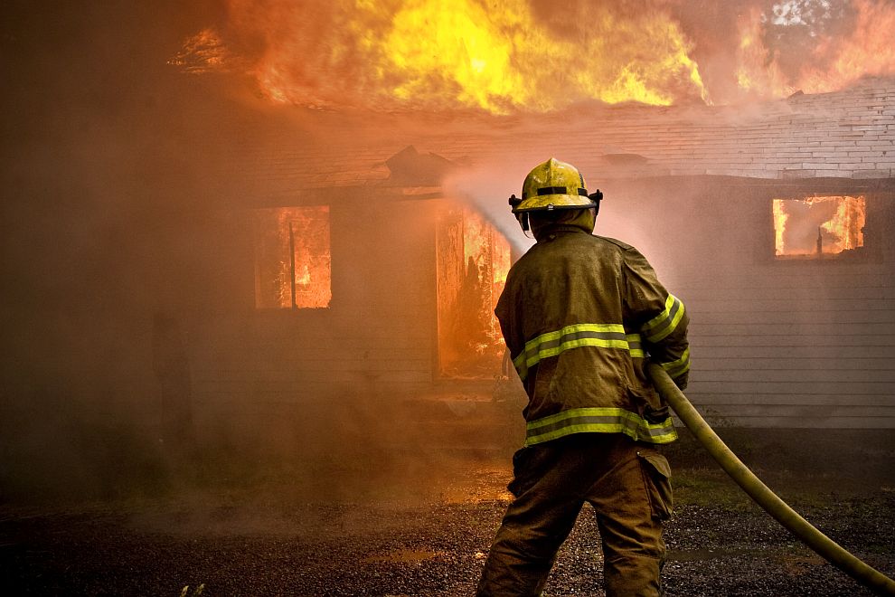 79-годишен мъж е в тежко състояние след пожар в къща