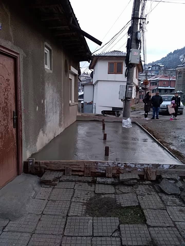 Семейство във Велико Търново осъмна със строителна площадка за автобусна спирка буквално на прага на дома им
