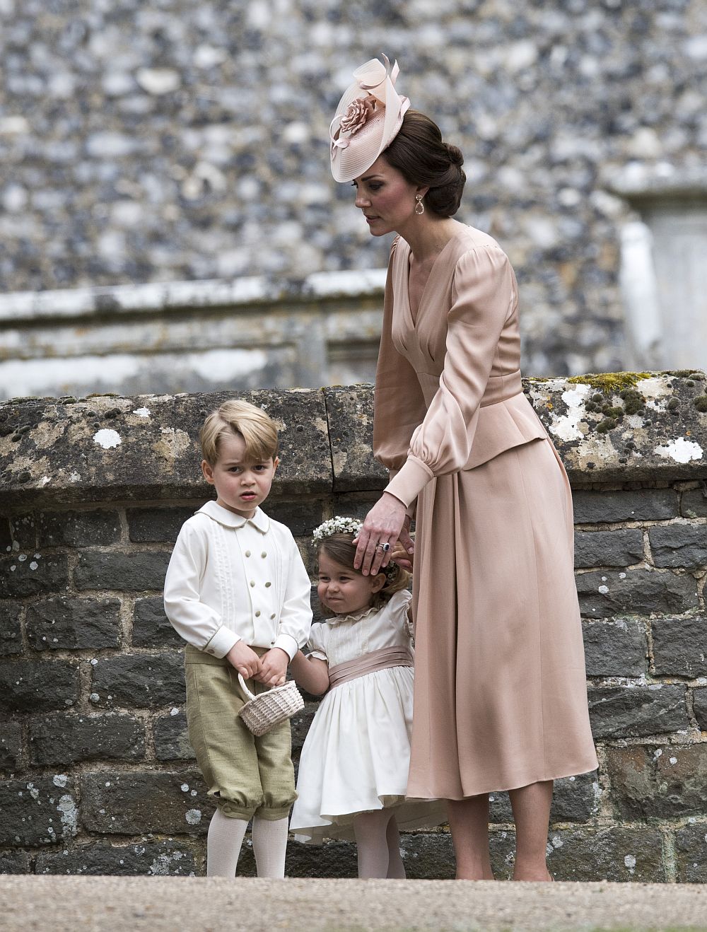 Принц Джордж и принцеса Шарлот на сватбата на леля си Пипа Мидълтън и Джеймс Матюз през май тази година