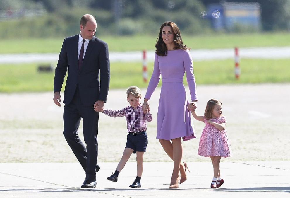 Херцозите на Кеймбридж Уилям и Катрин и децата им – принц Джордж и принцеса Шарлот на летището в Хамбург при отпътуването към дома