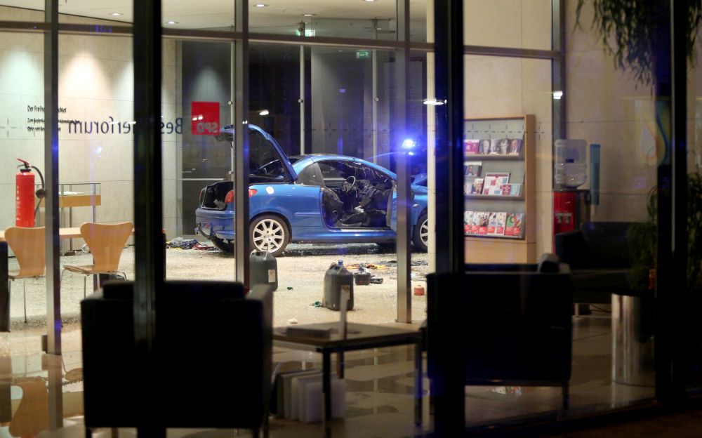 Кола се удари в централата на Германската социалдемократическа партия в Берлин, предаде ДПА, като се позова на данни на полицията.<br />
 <br />
На кадри от мястото на инцидента се вижда, че може би има пожар в колата и че няколко туби с бензин и бутилки със запалима течност са извадени от нея. Шофьорът е бил ранен и откаран в болница. Не се знае дали в сградата е имало събитие по време на инцидента.