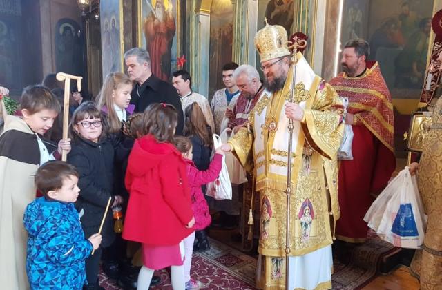Врачанският митрополит Григорий благослови децата.
